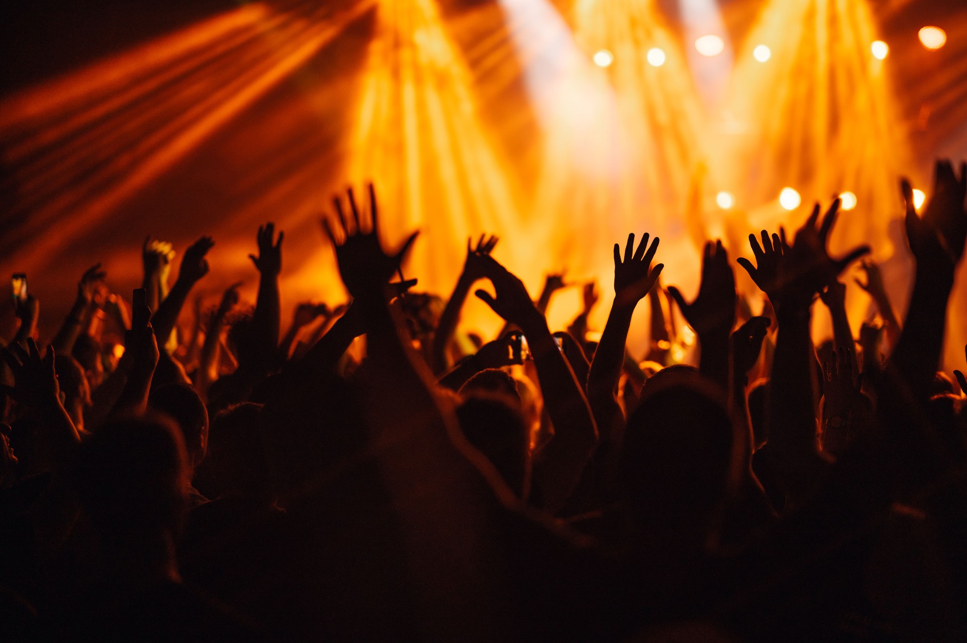 La foule se déchaîne et danse au festival de musique et lève les mains